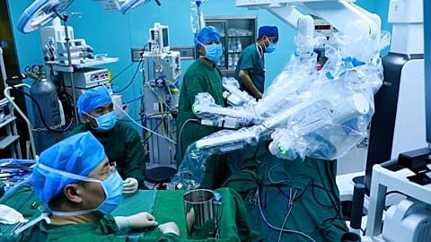 World's first 5G remote robot surgery at over 4,500 meters successfully completed in China's Xizang