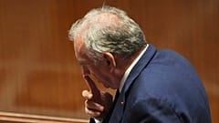 Le Premier ministre français François Bayrou réagit après son discours à l'Assemblée nationale, avant un vote de confiance parlementaire qui pourrait le renverser.