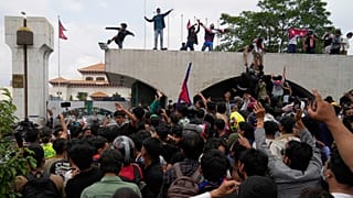 Manifestantes gritan consignas mientras se reúnen frente al edificio del Parlamento en Katmandú, Nepal, el lunes 8 de septiembre de 2025.
