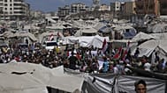فلسطينيون يشاركون في احتجاج للمطالبة بإنهاء الحرب في قطاع غزة، أثناء تجمعهم في مخيم خيام للنازحين في مدينة غزة.