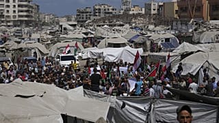 فلسطينيون يشاركون في احتجاج للمطالبة بإنهاء الحرب في قطاع غزة، أثناء تجمعهم في مخيم خيام للنازحين في مدينة غزة.