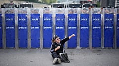 Αστυνομικοί με εξοπλισμό καταστολής κρατούν τις ασπίδες τους καθώς ένας υποστηρικτής του κύριου αντιπολιτευτικού κόμματος CHP της Τουρκίας φωνάζει συνθήματα κατά τη διάρκεια διαδήλωσης έξω από τα κεντρικά γραφεία του κόμματος στην Κωνσταντινούπολη, Δευτέρα, 8 Σεπτεμβρίου