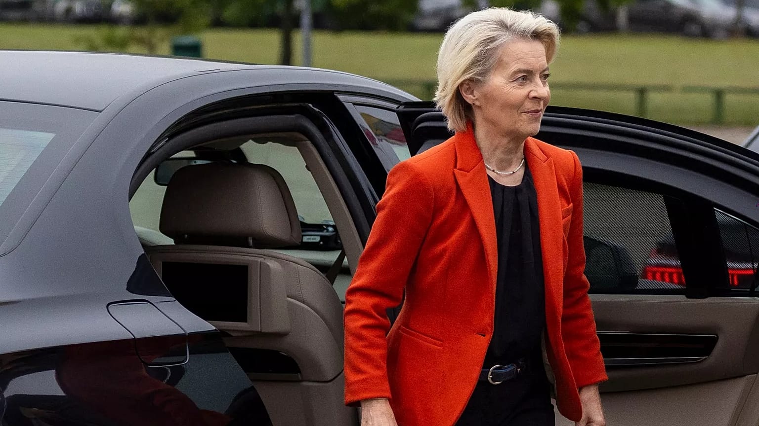 Ursula von der Leyen, az Európai Bizottság elnöke érkezik a litván-fehérorosz határ közelében lévő határőriskolába, 2025. szeptember 1-én