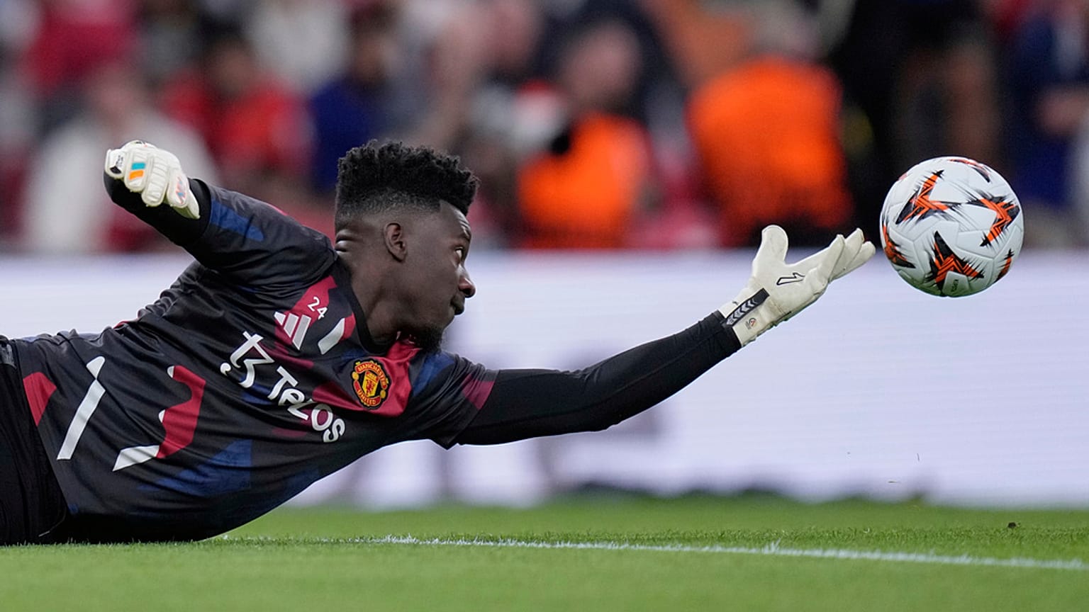 Andre Onana, San Mames Stadyumu'nda Tottenham Hotspur ile oynanan UEFA Avrupa Ligi finali öncesinde ısınırken, 21 Mayıs 2025