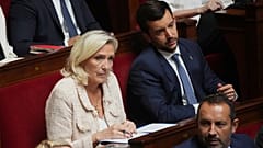 Fransa aşırı sağ lideri Marine Le Pen, Fransız Başbakanı François Bayrou'nun Ulusal Meclis'teki konuşmasını dinliyor