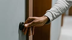 لقطة تعبيرية لرنين جرس باب