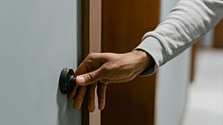 لقطة تعبيرية لرنين جرس باب