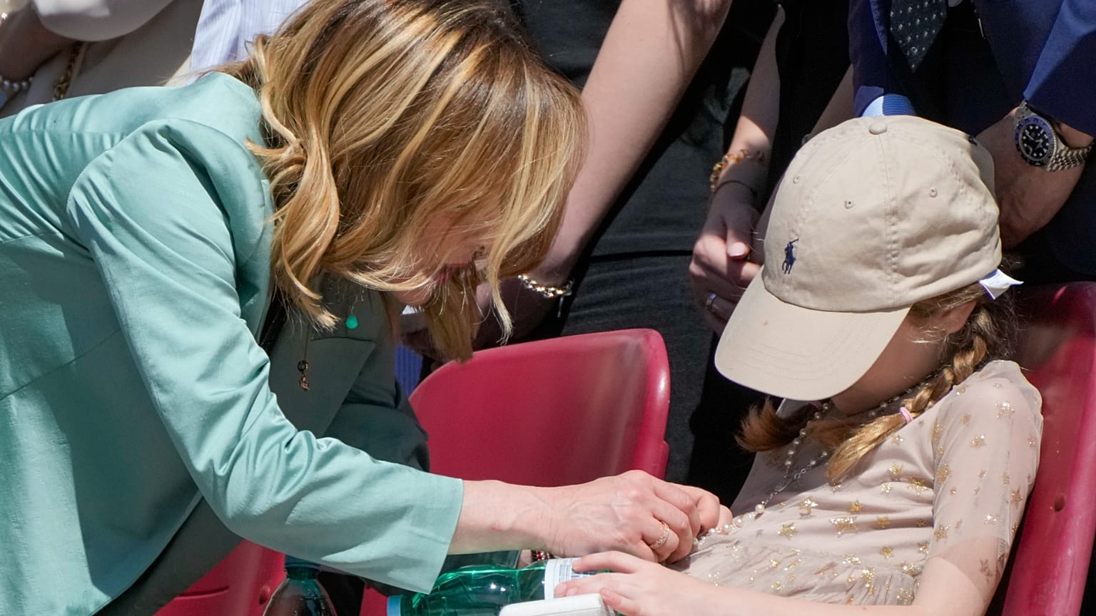 La premier italiana, Giorgia Meloni, con la figlia Ginevra durante la Giornata dei Bambini in Vaticano nel 2024