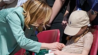 La premier italiana, Giorgia Meloni, con la figlia Ginevra durante la Giornata dei Bambini in Vaticano nel 2024