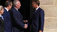 Frankreichs Präsident Emmanuel Macron (rechts) schüttelt dem Premierminister François Bayrou in Paris, Frankreich, am Freitag, den 5. September 2025, die Hand.