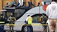Kurtarma ekipleri, Meksika’nın Atlacomulco kasabasında bir yük treninin çift katlı bir otobüse çarpmasıyla meydana gelen ölümcül kazanın olay yerinde beklerken, 8 Eylül 2025