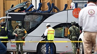 Kurtarma ekipleri, Meksika’nın Atlacomulco kasabasında bir yük treninin çift katlı bir otobüse çarpmasıyla meydana gelen ölümcül kazanın olay yerinde beklerken, 8 Eylül 2025