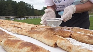 ÉCRAN - Un village croate bat le record du monde avec une chaîne de strudel de 3 km