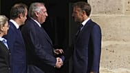 Le président français Emmanuel Macron, à droite, serre la main du Premier ministre français François Bayrou, à Paris, en France, le vendredi 5 septembre 2025
