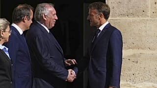 Le président français Emmanuel Macron, à droite, serre la main du Premier ministre français François Bayrou, à Paris, en France, le vendredi 5 septembre 2025