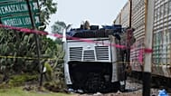 Los restos de un autobús de dos pisos yacen junto al tren de mercancías que lo embistió en Atlacomulco, México, el lunes 8 de septiembre de 2025.