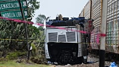 Los restos de un autobús de dos pisos yacen junto al tren de mercancías que lo embistió en Atlacomulco, México, el lunes 8 de septiembre de 2025. 