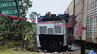 Los restos de un autobús de dos pisos yacen junto al tren de mercancías que lo embistió en Atlacomulco, México, el lunes 8 de septiembre de 2025. 