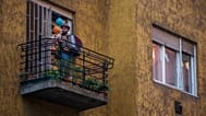 Иллюстрационное фото. Венгерский музыкан Адам Мозер играет на аккордеоне с балкона в Будапеште. Март 2020   