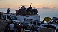 فلسطينيون نازحون يفرّون من شمال غزة حاملين أمتعتهم على طول الطريق الساحلي باتجاه جنوب القطاع، الأحد 7 أيلول/سبتمبر 2025. 