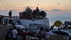فلسطينيون نازحون يفرّون من شمال غزة حاملين أمتعتهم على طول الطريق الساحلي باتجاه جنوب القطاع، الأحد 7 أيلول/سبتمبر 2025. 