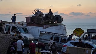 فلسطينيون نازحون يفرّون من شمال غزة حاملين أمتعتهم على طول الطريق الساحلي باتجاه جنوب القطاع، الأحد 7 أيلول/سبتمبر 2025. 