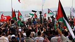 Tunesische Menschen skandieren zur Unterstützung der Global Sumud Flottille bei ihrer Ankunft im Hafen von Sidi Bou Saïd in Tunis, Tunesien, Sonntag, 7. September 2025.