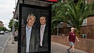 Aktivistler, Londra’daki Nine Elms İstasyonu yakınındaki bir otobüs durağına, ABD Başkanı Donald Trump ile Jeffrey Epstein’ı gösteren bir afiş astı. / 17 Temmuz 2025 Perşembe