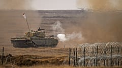 Un carro armato spara durante l'esercitazione Steadfast Dart 2025 della NATO, in un campo di addestramento a Smardan, nella Romania orientale, 19 febbraio 2025. 