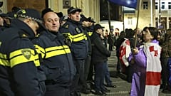 ARCHIV - Polizisten blockieren Demonstranten, die in Tiflis, Georgien, am 31. März 2025 die Freilassung politischer Gefangener und Neuwahlen fordern.