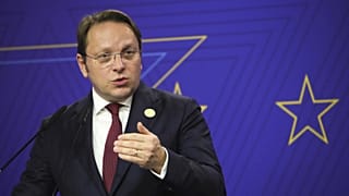 Várhelyi Olivér tavaly, még bővítési biztosként Albániában