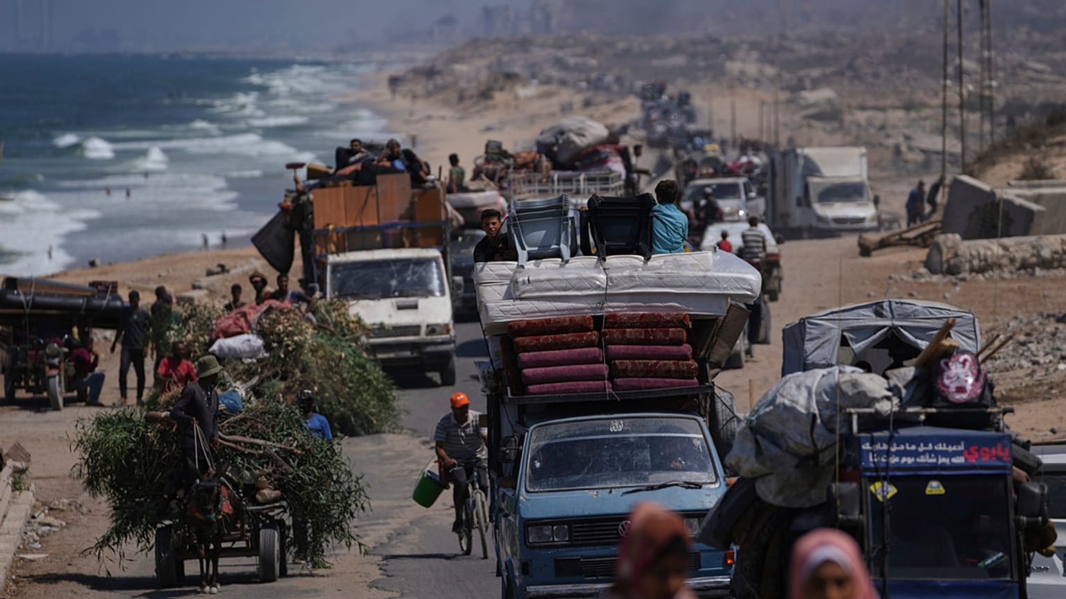 الفلسطينيون النازحون الفارون من شمال غزة يحملون متعلقاتهم على طول الطريق الساحلي متجهين نحو جنوب غزة، يوم الثلاثاء 9 سبتمبر 2025، بعد أن أصدر الجيش الإسرائيلي أوامر بالإخلاء