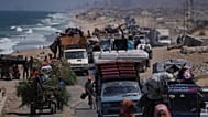 الفلسطينيون النازحون الفارون من شمال غزة يحملون متعلقاتهم على طول الطريق الساحلي متجهين نحو جنوب غزة، يوم الثلاثاء 9 سبتمبر 2025، بعد أن أصدر الجيش الإسرائيلي أوامر بالإخلاء