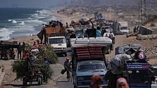 الفلسطينيون النازحون الفارون من شمال غزة يحملون متعلقاتهم على طول الطريق الساحلي متجهين نحو جنوب غزة، يوم الثلاثاء 9 سبتمبر 2025، بعد أن أصدر الجيش الإسرائيلي أوامر بالإخلاء