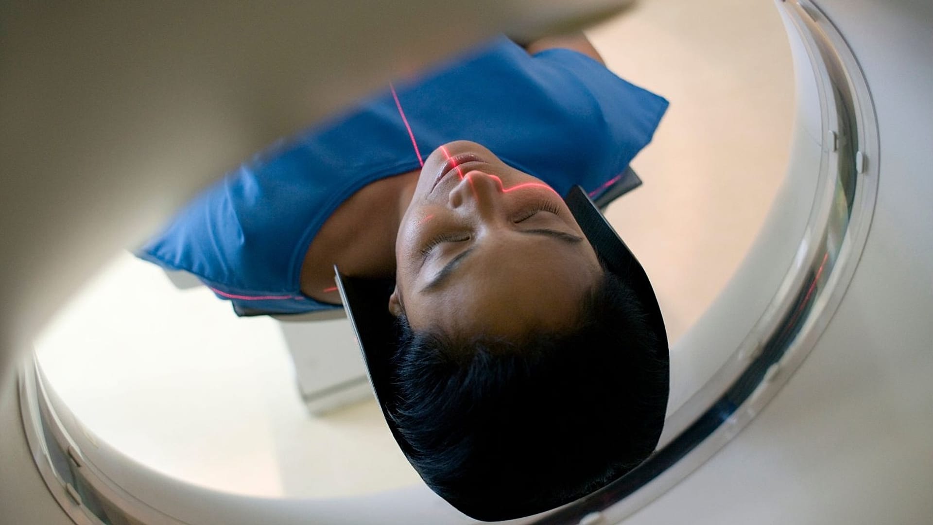 Μια γυναίκα υποβάλλεται σε αξονική τομογραφία.