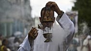 Un prêtre catholique prépare de l'encens lors d'une procession en l'honneur de la Vierge de la Charité du Cuivre, le jour de sa fête à La Havane, lundi 8 septembre 2025.