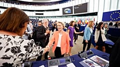 Après tout, le SOTEU est à la fois un spectacle et un horoscope politique. Regardez les annonces, notez les absences et observez les changements de langage.