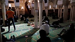عبادت‌کنندگان در مسجد پاریس