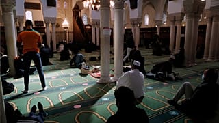 عبادت‌کنندگان در مسجد پاریس
