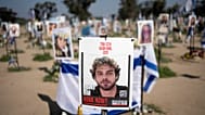 ملصق يصوّر الرهينة الإسرائيلي لدى حماس ألون أوهيل في رعيم، جنوب إسرائيل، على الحدود مع غزة، بتاريخ 26 فبراير 2024،