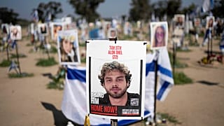  ملصق يصوّر الرهينة الإسرائيلي لدى حماس ألون أوهيل في رعيم، جنوب إسرائيل، على الحدود مع غزة، بتاريخ 26 فبراير 2024، 