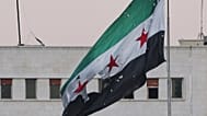يرفرف علم سوري ممزق فوق مبنى وزارة الدفاع السورية، دمشق، سوريا، الأربعاء 16 تموز/يوليو 2025.
