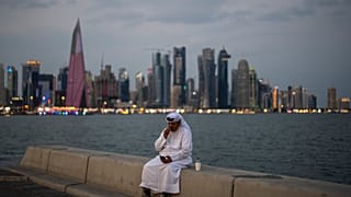 رجل يدخن سيجارة على كورنيش الدوحة، قطر، الأربعاء 7 ديسمبر/ كانون الأول 2022.