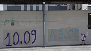 Гаффити с надписью "10 сентября, всеобщая забастовка". Париж, 9 сентября 2025 года, накануне общенационального протеста.