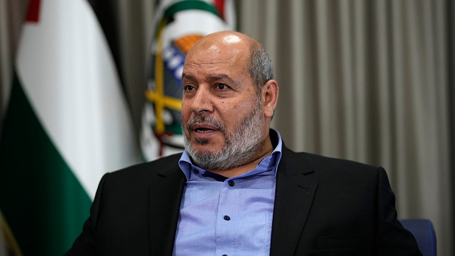 خليل الحية، مسؤول بارز في حركة حماس، وممثل الحركة في المفاوضات المتعلقة بوقف إطلاق النار، يتحدث خلال مقابلة مع وكالة أسوشيتد برس، في إسطنبول، تركيا، بتاريخ 24 أبريل/نيسان 2024