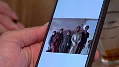 Ahmad Alhamada betrachtet ein Foto, auf dem er im Kreise seiner Familie in Idlib, Syrien, abgebildet ist.  