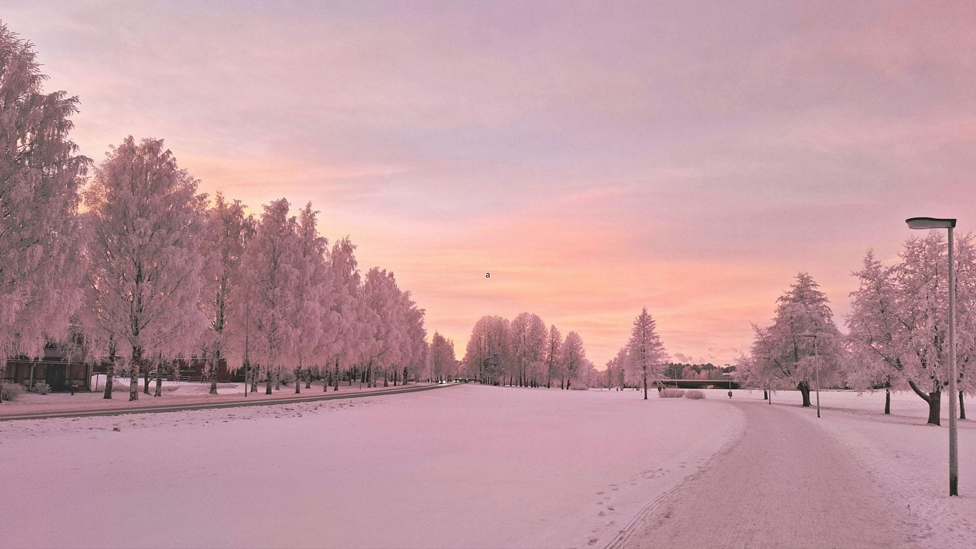 Una serena puesta de sol invernal en Oulu, Finlandia