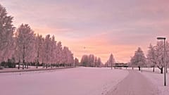 Ein ruhiger Wintersonnenuntergang in Oulu, Finnland