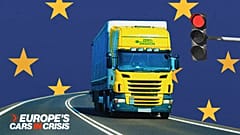 Ein Arbeiter fährt an einer Reihe von MAN-Lkw vorbei, die auf die Auslieferung warten