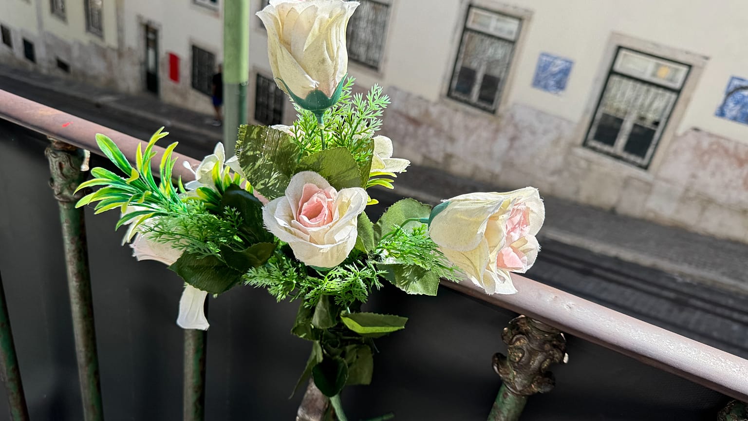 Flores no topo da Calçada da Glória